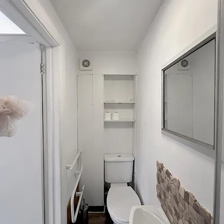 Private One-bedroom Annexe - Free Parking & Wi-fi Apartment